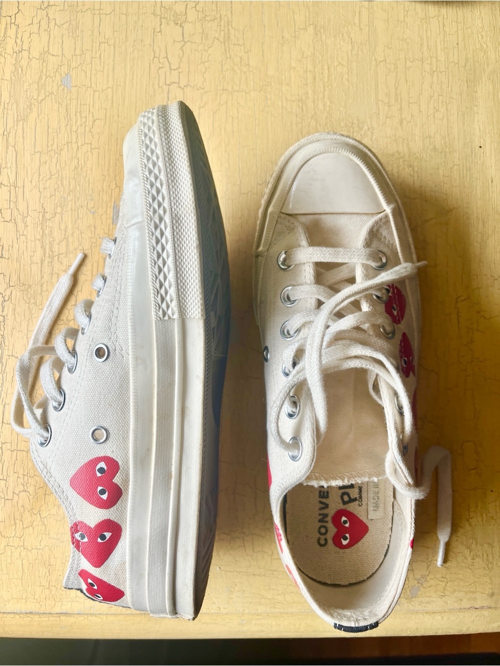 Comme des Garçons PLAY Cream Canvas Low-Top Sneakers with Red Heart Row
